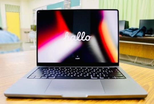 一開箱就看到深刮痕，超衰的 M1 Pro 晶片 MacBook Pro 簡單開箱